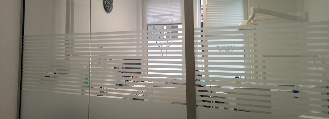 Milchglasfolie mit vielen horizontalen Streifen auf Glastrennwand – moderner Sichtschutz von Folien-Fischer in Hamburg Bergedorf, Reinbek, Glinde, Geesthacht, Wentorf, Schwarzenbek, Barsbüttel, Lauenburg, Lüneburg und Aumühle