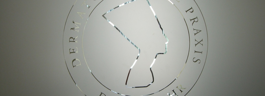 Milchglasfolie mit ausgeschnittenem Praxislogo (Dermatologie) – elegante Glasgestaltung von Folien-Fischer in Hamburg Bergedorf, Reinbek, Glinde, Geesthacht, Wentorf, Schwarzenbek, Barsbüttel, Lauenburg, Lüneburg und Aumühle